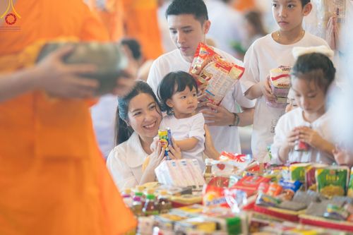 ภาพ No.151036:พิธีตักบาตร ในวันอาทิตย์ต้นเดือน วันที่ 1 กันยายน พ.ศ. 2567 ณ สภาธรรมกายสากล วัดพระธรรมกาย