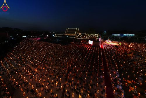 ภาพ No.112208:พิธีจุดประทีปถวายเป็นพุทธบูชา และบูชาธรรมมหาปูชนียาจารย์ พระมงคลเทพมุนี(สด จนฺทสโร) ในโครงการธรรมยาตรา กตัญญูบูชา มหาปูชนียาจารย์ พระมงคลเทพมุนี(สด จนฺทสโร) พระผู้ปราบมาร อนุสรณ์สถาน 7 แห่ง ปีที่ 12 วันที่ 14 มกราคม พ.ศ. 2567 ณ วัดสองพี่น้อง อ.สองพี่น้อง