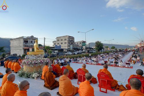 ภาพ No.187186:พิธีตักบาตรพระ ๕๐๐ รูป "สร้างบุญใหญ่ ส่งท้ายปีเก่า ต้อนรับปีใหม่ ๒๕๖๘" วันเสาร์ที่ ๒๘ ธันวาคม พ.ศ. ๒๕๖๗ ณ ถนนหน้าที่ว่าการอำเภอภูเรือ จังหวัดเลย