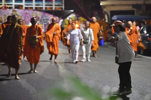 ภาพ No.151668:V.55 ทีมใหญ่ที่หาดใหญ่ เจ้าหน้าที่ทุกสถานะ หลายสัญชาติ ร่วมกันจัดงานตักบาตรที่หาดใหญ่ วันที่ 10-11 สิงหาคม พ.ศ. 2567