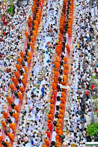 ภาพ No.85935:ตักบาตรพระนานาชาติ 10,000 รูป ใจกลางนครหาดใหญ่ จ.สงขลา วันอาทิตย์ที่ 20 สิงหาคม พ.ศ. 2566