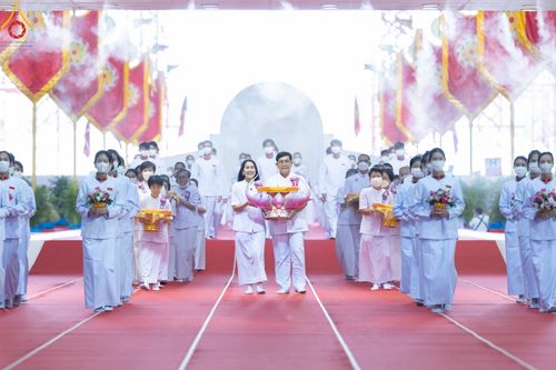 ภาพ No.99826:พิธีทอดผ้าป่า ต้นสมบัติจักรพรรดิ ในวันอาทิตย์ที่ 3 ธันวาคม พ.ศ. 2566 ณ สภาธรรมกายสากล วัดพระธรรมกาย จ.ปทุมธานี