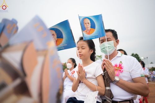 ภาพ No.84413:พิธีทอดผ้าป่า พิธีอัญเชิญปฐมรัตนปฐวี และพิธีตอกเสาเข็มต้นสุดท้าย เพื่อสถาปนาอาคาร 80 ปี หลวงพ่อธัมมชโย ณ ศูนย์ปฏิบัติธรรมวิหารแดง ตำบลเจริญธรรม อำเภอวิหารแดง จ.สระบุรี  วันที่ 23 กรกฎาคม พ.ศ. 2566