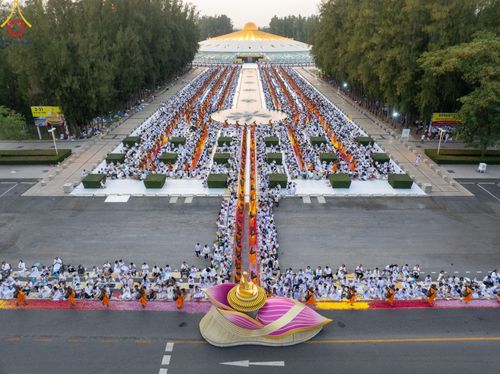 ภาพ No.202048:พิธีต้อนรับพระธรรมยาตรา ณ อนุสรณ์สถานลำดับที่ 7 สถานที่ขยายวิชชาธรรมกาย วัดพระธรรมกาย ต.คลองสาม อ.คลองหลวง จ.ปทุมธานี ในโครงการธรรมยาตรา กตัญญูบูชา มหาปูชนียาจารย์ พระมงคลเทพมุนี(สด จนฺทสโร) พระผู้ปราบมาร อนุสรณ์สถาน 7 แห่ง ปีที่ 13 วันที่ 26 มกราคม 2568