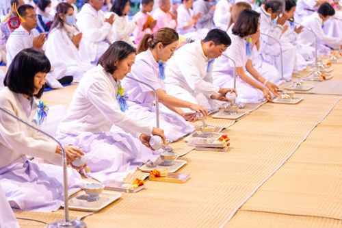 ภาพ No.194940:พิธีถวายภัตตาหารเป็นสังฆทาน แด่พระธรรมยาตรา ณ อนุสรณ์สถานมหาวิหารพระมงคลเทพมุนี (โลตัสแลนด์) อ.สองพี่น้อง จ.สุพรรณบุรี ในโครงการธรรมยาตรา กตัญญูบูชา มหาปูชนียาจารย์ พระมงคลเทพมุนี(สด จนฺทสโร) พระผู้ปราบมาร แห่ง ปีที่ 13 วันที่ 14 มกราคม พ.ศ.2568