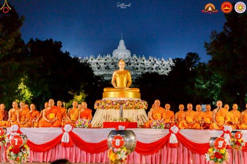 ภาพ No.224515:วันจันทร์ที่ 12 พฤษภาคม พ.ศ. 2568  ชาวพุทธในอินโดนีเซีย ร่วมฉลองวิสาขบูชาจุดประทีปกว่า 200,000 ดวง ณ พระมหาเจดีย์บรมพุทโธ  เจริญพุทธมนต์ถวาย “พระวชิรเกล้าเจ้าอยู่หัว”