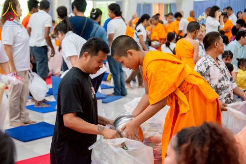 ภาพ No.218088:วันอาทิตย์ที่ 13 เมษายน พ.ศ. 2568 พิธีตักบาตรฉลองสามเณรใหม่ 75 รูป เนื่องในวันสงกรานต์ (โครงการบรรพชาสามเณรฟื้นฟูพระพุทธศาสนาทั่วไทย ประจำปีพุทธศักราช 2568) ณ ศูนย์ปฏิบัติธรรมระยอง(บ้านช่องลม) ตำบลบางบุตร อำเภอบ้านค่าย จังหวัดระยอง