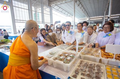 ภาพ No.203233:พิธีถวายภัตตาหารเป็นสังฆทาน แด่พระธรรมยาตรา ณ วัดพระธรรมกาย ตำบลคลองสาม อำเภอคลองหลวง จังหวัดปทุมธานี ในโครงการธรรมยาตรา กตัญญูบูชา มหาปูชนียาจารย์ พระมงคลเทพมุนี(สด จนฺทสโร) พระผู้ปราบมาร อนุสรณ์สถาน 7 แห่ง ปีที่ 13 วันที่ 29 มกราคม พ.ศ. 2568