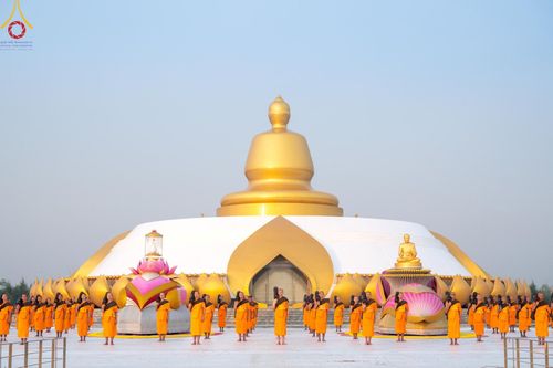 ภาพ No.198643:พระธรรมยาตราปฏิบัติธรรม และถ่ายภาพหมู่ประวัติศาสตร์ ณ อนุสรณ์สถานบางปลา วัดบางปลา อำเภอบางเลน จังหวัดนครปฐม ในโครงการธรรมยาตรา กตัญญูบูชา มหาปูชนียาจารย์ พระมงคลเทพมุนี(สด จนฺทสโร) พระผู้ปราบมาร อนุสรณ์สถาน 7 แห่ง ปีที่ 13 วันที่ 20 มกราคม พ.ศ. 2568