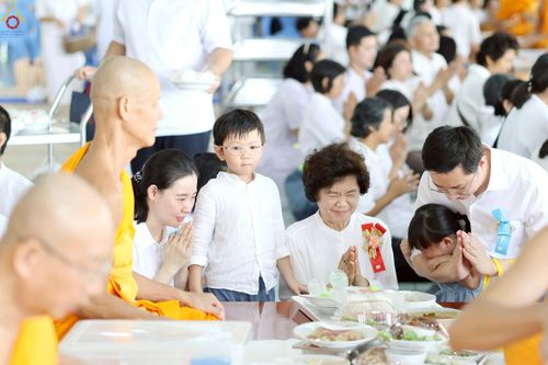 ภาพ No.240114:วันเสาร์ที่ 23 สิงหาคม พ.ศ. 2568 (วันพระ แรม 14 ค่ำ เดือน 9) พิธีบุพเปตพลี ครั้งที่ 169 ร่วมอุทิศบุญแด่หมู่ญาติที่ล่วงลับไปแล้ว และสืบทอดอายุพระพุทธศาสนา ณ หอฉันคุณยายอาจารย์ฯ วัดพระธรรมกาย