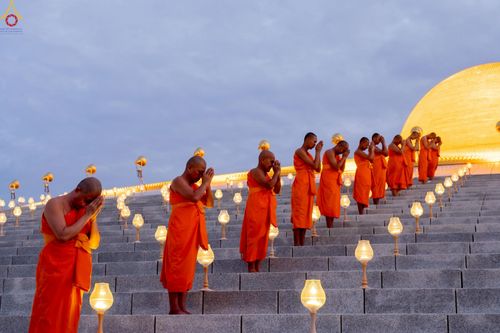 ภาพ No.241015:วันพุธที่ 27 สิงหาคม พ.ศ. 2568 พิธีจุดประทีป ในวันธรรมชัย ณ วัดพระธรรมกาย