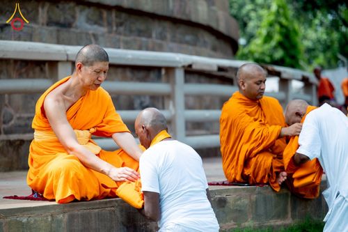 ภาพ No.231080:วันที่ 1 กรกฎาคม พ.ศ. 2568 โครงการบรรพชาสามเณร 300 รูป ถวายเป็นพุทธบูชา  วันอาสาฬหบูชา ณ จุดกำเนิดพระรัตนตรัย  ต้นแหล่งธัมมจักกัปปวัตตนสูตร เมืองพาราณสี  สารนาถ ประเทศอินเดีย