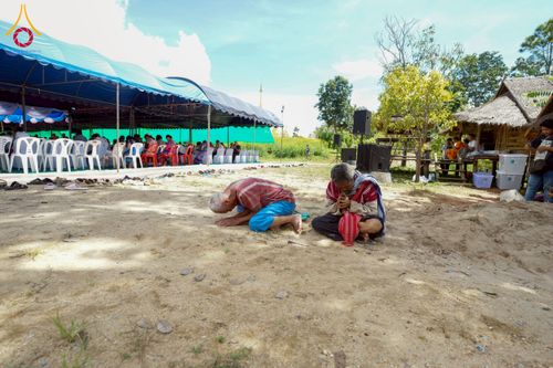 ภาพ No.255508:วันที่ 13 ตุลาคม พ.ศ. 2568 พิธีบรรจุพระบรมสารีริกธาตุ ผูกผ้า 7 สี เพื่อความเป็นสิริมงคล  และ ยกช่อฟ้า ประดิษฐานบนหลังคาอุโบสถวัดทุ่งเจริญธรรม ถวายบูชาธรรม 81 ปี หลวงพ่อธัมมชโย โดยคณะศิษยานุศิษย์ ณ วัดทุ่งเจริญธรรม อ.อมก๋อย จ.เชียงใหม่