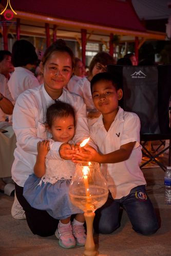 ภาพ No.112050:พิธีจุดประทีปถวายเป็นพุทธบูชา และบูชาธรรมมหาปูชนียาจารย์ พระมงคลเทพมุนี(สด จนฺทสโร) ในโครงการธรรมยาตรา กตัญญูบูชา มหาปูชนียาจารย์ พระมงคลเทพมุนี(สด จนฺทสโร) พระผู้ปราบมาร อนุสรณ์สถาน 7 แห่ง ปีที่ 12 วันที่ 14 มกราคม พ.ศ. 2567 ณ วัดสองพี่น้อง อ.สองพี่น้อง