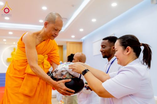 ภาพ No.233321:วันอาทิตย์ที่ 6 กรกฎาคม พ.ศ. 2568 พิธีถวายมหาสังฆทานแด่คณะสงฆ์ทั่วโลกและพิธีตักบาตรเนื่องในวันเข้าพรรษา  ณ วัดพุทธเคปทาวน์ ประเทศแอฟริกาใต้