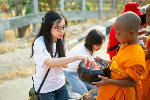 ภาพ No.62288:Photo Story  มหัศจรรย์วัดดงดินแดง Episode 4 กิจกรรมตักบาตรฉลองพระ-เณรกว่า 500 รูป