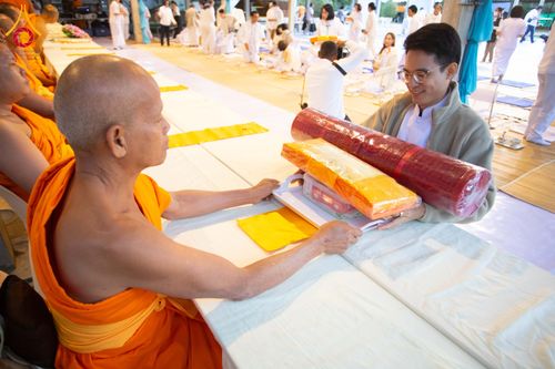 ภาพ No.292605:วันที่ 12 มกราคม พ.ศ. 2569 พิธีถวายภัตตาหารเป็นสังฆทาน แด่พระธรรมยาตรา ณ อนุสรณ์สถานมหาวิหารพระมงคลเทพมุนี (โลตัสแลนด์) อ.สองพี่น้อง จ.สุพรรณบุรี ในโครงการธรรมยาตรา กตัญญูบูชา มหาปูชนียาจารย์ พระมงคลเทพมุนี(สด จนฺทสโร) พระผู้ปราบมาร อนุสรณ์สถาน 7 แห่ง ปี