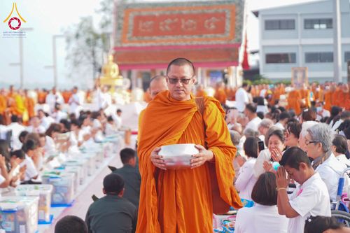 ภาพ No.284693:วันอาทิตย์ที่ 14 ธันวาคม พ.ศ.2568  พิธีทำบุญเมืองสุราษฎร์ธานี 110ปี และพิธีตักบาตรพระสงฆ์ 1,110 รูป  ณ บริเวณริมน้ำวัดกลาง (เก่า) ถนนบ้านดอน ตำบลตลาดใหม่ อำเภอเมือง จังหวัดสุราษฎร์ธานี