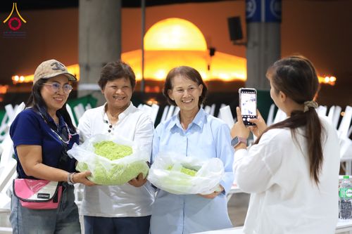 ภาพ No.303319:วันที่ 15-21 มกราคม พ.ศ.2569 ปลิดกลีบดอกเบญจทรัพย์ เพื่อโปรยต้อนรับพระธรรมยาตรา ในโครงการธรรมยาตรา กตัญญูบูชา มหาปูชนียาจารย์ พระมงคลเทพมุนี(สด จนฺทสโร) พระผู้ปราบมาร อนุสรณ์สถาน 7 แห่ง ปีที่ 14 ณ วิหารคด วัดพระธรรมกาย