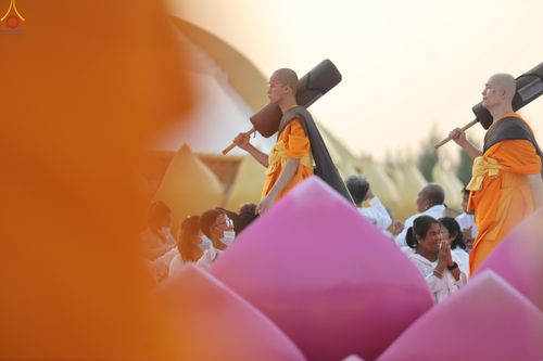 ภาพ No.299526:วันที่ 18 มกราคม พ.ศ. 2569 พิธีต้อนรับพระธรรมยาตรา (ภาพชุดที่ 2) ณ อนุสรณ์สถานลำดับที่ 5  สถานที่เผยแผ่วิชชาธรรมกายครั้งแรก อนุสรณ์สถานบางปลา วัดบางปลา อำเภอบางเลน จังหวัดนครปฐม ในโครงการธรรมยาตรา กตัญญูบูชา มหาปูชนียาจารย์ พระมงคลเทพมุนี(สด จนฺทสโร) พระ