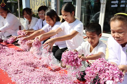 ภาพ No.304057:วันที่ 25 มกราคม พ.ศ. 2569 พิธีต้อนรับพระธรรมยาตรา  รร.สามัคคีราษฏร์บำรุง-วัดพระธรรมกาย ในโครงการธรรมยาตรา กตัญญูบูชา มหาปูชนียาจารย์ พระมงคลเทพมุนี(สด จนฺทสโร) พระผู้ปราบมาร อนุสรณ์สถาน 7 แห่ง ปีที่ 14