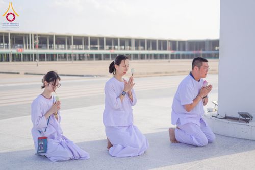 ภาพ No.340409:วันที่  12 - 22 กรกฎาคม พ.ศ.2569 ชาวต่างชาติจากประเทศกัวเตมาลา รัสเซีย เซอร์เบีย เยอรมัน อเมริกา สเปน สิงคโปร์ และศรีลังกา  เยี่ยมชมวัด เรียนรู้วิธีการนั่งสมาธิ และกราบสักการะพระมหาธรรมกายเจดีย์ ณ วัดพระธรรมกาย