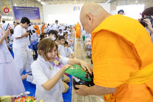 ภาพ No.308512:วันที่ 1 กุมภาพันธ์ พ.ศ. 2569 พิธีตักบาตรข้าวสารอาหารแห้ง ณ บ้านแก้วเรือนทองคุณยาย สภาธรรมกายสากล วัดพระธรรมกาย