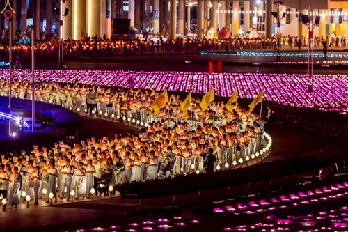 ภาพ No.224132:วันวิสาขบูชา วันอาทิตย์ที่ 11 พฤษภาคม พ.ศ. 2568 พิธีจุดวิสาขประทีป ,  พิธีเวียนประทักษิณรอบพระมหาธรรมกายเจดีย์ , พิธีฉลองชัยสวดมนต์บทธัมมจักกัปปวัตตนสูตร ครบ 7,357,000,000 จบ ณ มหารัตนวิหารคด วัดพระธรรมกาย