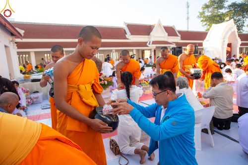 ภาพ No.197808:พิธีตักบาตรพระธรรมยาตรา ณ อนุสรณ์สถานลำดับที่ 4 สถานที่เกิดด้วยกายธรรม วัดโบสถ์(บน) ต.บางคูเวียง จ.นนทบุรี ในโครงการธรรมยาตรา กตัญญูบูชา มหาปูชนียาจารย์ พระมงคลเทพมุนี(สด จนฺทสโร) พระผู้ปราบมาร อนุสรณ์สถาน 7 แห่ง ปีที่ 13 วันที่ 19 มกราคม พ.ศ. 2568