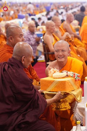 ภาพ No.60114:พิธีเจริญพระพุทธมนต์ "ฉลองอายุวัฒนมงคล 80 ปี หลวงพ่อธัมมชโย" พิธีถวายไทยธรรม คณะสงฆ์ 10,000 กว่าวัดทั่วประเทศ ในวันคุ้มครองโลก วันจันทร์ที่ 22 เมษายน พ.ศ. 2567 ณ สภาธรรมกายสากล วัดพระธรรมกาย จ.ปทุมธานี