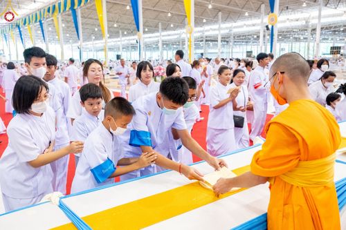 ภาพ No.87009:พิธีตักบาตร , พิธีบูชาข้าวพระ , พิธีจุดเทียนใจ ไฟนิรันดร์ อนันตชัย ในวันอาทิตย์ต้นเดือน 3 กันยายน พ.ศ. 2566 ณ วัดพระธรรมกาย