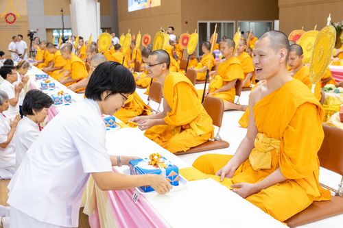 ภาพ No.153366:พิธีมุทิตาสักการะ พระภิกษุ-สามเณร ผู้สอบไล่ได้เปรียญธรรม ประโยค 1-2 ถึงประโยค ป.ธ.9 และบาลีศึกษา ประโยค1-2 ถึง บ.ศ.9 , พิธีมอบดวงแก้วสามเณรผู้ทรงบาลีไวยากรณ์ วัดพระธรรมกาย และ ศูนย์ส่งเสริมศีลธรรมในประเทศและต่างประเทศ วันอาทิตย์ที่ 8 กันยายน พ.ศ.2567