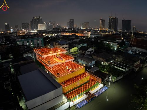 ภาพ No.201740:พิธีจุดประทีปถวายเป็นพุทธบูชา และบูชาธรรมมหาปูชนียาจารย์ ณ อาคารธรรมยาตรา กตัญญูบูชามหาปูชนียาจารย์ ตรงข้ามวัดปากน้ำภาษีเจริญ จ.กรุงเทพมหานคร ในโครงการธรรมยาตรา กตัญญูบูชา มหาปูชนียาจารย์ พระมงคลเทพมุนี(สด จนฺทสโร) พระผู้ปราบมาร อนุสรณ์สถาน 7 แห่ง