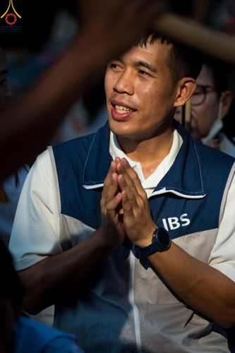 ภาพ No.110558:พิธีต้อนรับพระธรรมยาตรา ในโครงการธรรมยาตรากตัญญูบูชา มหาปูชนียาจารย์ พระมงคลเทพมุนี(สด จนฺทสโร) พระผู้ปราบมาร อนุสรณ์สถาน 7 แห่ง ปีที่ 12 วันที่ 11 มกราคม พ.ศ. 2567 ณ อนุสรณ์สถานลำดับที่ 3 สถานที่เกิดใหม่ในเพศสมณะ วัดสองพี่น้อง จ.สุพรรณบุรี