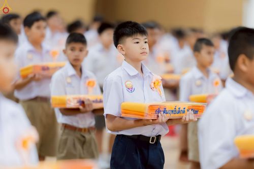 ภาพ No.246087:วันเสาร์ที่ 13 กันยายน พ.ศ. 2568 พิธีมอบผ้าไตรประธานกฐินสัมฤทธิ์เด็กดี V-Star ณ สภาธรรมกายสากล วัดพระธรรมกาย