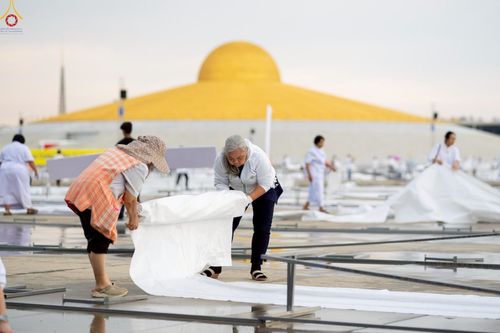 ภาพ No.225226:วันที่ 20 - 27 เมษายน พ.ศ. 2568 "ภาพแห่งความปลื้มที่ไม่มีวันจบ" คณะสงฆ์สามเณร เจ้าหน้าที่ และสาธุชน ร่วมแรงร่วมใจกันเตรียมงานและเก็บงาน เพื่อวันคุ้มครองโลก พิธีถวายมหาสังฆทานคณะสงฆ์ 40,000 กว่าวัดทั่วประเทศ