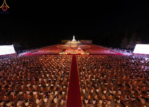 ภาพ No.192806:พิธีจุดประทีปถวายเป็นพุทธบูชา และบูชาธรรมมหาปูชนียาจารย์ ณ อนุสรณ์สถานคลองบางนางแท่น อ.สามพราน จ.นครปฐม ในโครงการธรรมยาตรา กตัญญูบูชา มหาปูชนียาจารย์ พระมงคลเทพมุนี(สด จนฺทสโร) พระผู้ปราบมาร อนุสรณ์สถาน 7 แห่ง ปีที่ 13 วันที่ 10 มกราคม พ.ศ. 2568