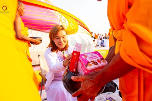 ภาพ No.201197:พิธีตักบาตรพระธรรมยาตรา ณ อนุสรณ์สถานลำดับที่ 5 สถานที่เผยแผ่วิชชาธรรมกายครั้งแรก อนุสรณ์สถานบางปลา วัดบางปลา อำเภอบางเลน จังหวัดนครปฐม ในโครงการธรรมยาตรา กตัญญูบูชา มหาปูชนียาจารย์ พระมงคลเทพมุนี(สด จนฺทสโร) พระผู้ปราบมาร อนุสรณ์สถาน 7 แห่ง ปีที่ 13