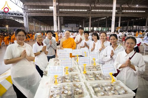 ภาพ No.287263:วันที่ 3 มกราคม พ.ศ.2569 พิธีถวายภัตตาหารเป็นสังฆทาน แด่พระธรรมยาตรา ณ วัดพระธรรมกาย  จังหวัดปทุมธานี ในโครงการธรรมยาตรา กตัญญูบูชา มหาปูชนียาจารย์ พระมงคลเทพมุนี(สด จนฺทสโร) พระผู้ปราบมาร อนุสรณ์สถาน 7 แห่ง ปีที่ 14