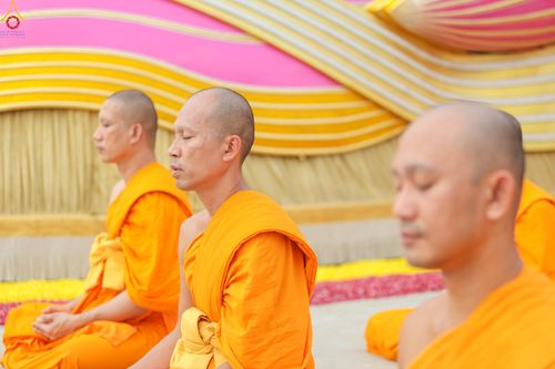 ภาพ No.299995:วันที่ 22 มกราคม พ.ศ.2569 พระธรรมยาตราปฏิบัติธรรม และถ่ายภาพหมู่ประวัติศาสตร์ ณ อาคารธรรมยาตรา กตัญญูบูชามหาปูชนียาจารย์  ตรงข้ามวัดปากน้ำภาษีเจริญ จ.กรุงเทพมหานคร ในโครงการธรรมยาตรา กตัญญูบูชา มหาปูชนียาจารย์ พระมงคลเทพมุนี(สด จนฺทสโร) พระผู้ปราบมาร อนุ