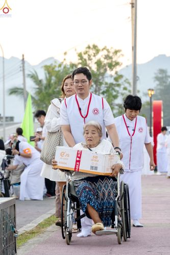 ภาพ No.282481:วันที่ 19 -20 ธันวาคม พ.ศ.2568 เบื้องหลังความสำเร็จ ของการจัดงานตักบาตร พระ 10,000 รูป Skywalk กาญจนบุรี