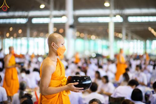 ภาพ No.78955:พิธีตักบาตร ข้าวสารอาหารแห้ง พิธีบูชาข้าวพระ ในวันอาทิตย์ต้นเดือนที่ 2 เมษายน พ.ศ. 2566