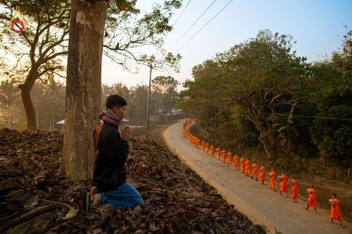 ภาพ No.76356:คณะสงฆ์และสามเณรบิณฑบาต ประเทศบังกลาเทศ วันที่ 11 กุมภาพันธ์ พ.ศ. 2566