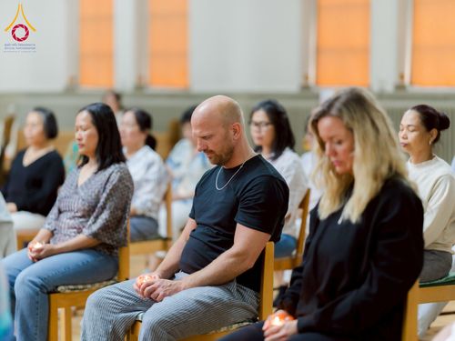 ภาพ No.232639:วันเสาร์ที่ 5 กรกฎาคม พ.ศ. 2568 Candlelight meditation & Vigil พิธีจุดเทียนให้สว่าง สู่ทางสงบ ณ วัดพระธรรมกายนอร์ธสวีเดน