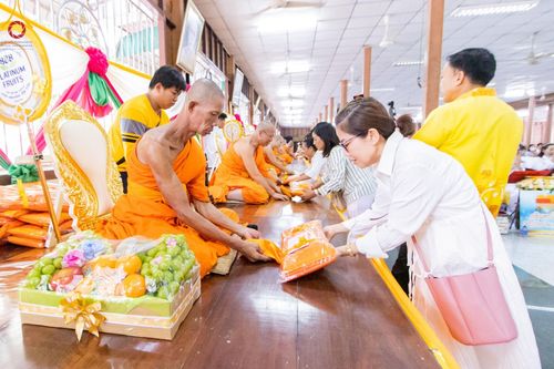 ภาพ No.164672:พิธีทอดกฐิน ณ วัดเวฬุวนาราม อ.ดำเนินสะดวก จ.ราชบุรี ในโครงการกฐินสามัคคีทั่วไทย 30,000 วัด บูชาธรรม 80 ปี หลวงพ่อธัมมชโย โดยคณะศิษยานุศิษย์วัดพระธรรมกาย วันที่ 19 ตุลาคม พ.ศ. 2567