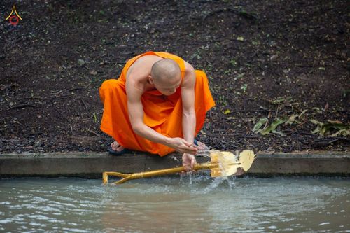 ภาพ No.88664:คณะสงฆ์ เจ้าหน้าที่ และสาธุชน ทุ่มเทแรงกายแรงใจเตรียมงาน เพื่องานวันครูผู้ค้นพบวิชชาธรรมกาย ตั้งแต่วันที่ 20 กันยายน พ.ศ. 2566