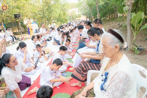 ภาพ No.135022: พิธีบรรพชาสามเณร  พิธีตักบาตรฉลองสามเณรใหม่ วันที่ 1 เมษายน พ.ศ.2567 ในโครงการบรรพชาสามเณรฟื้นฟูพระพุทธศาสนาทั่วไทย ณ ศูนย์ปฏิบัติธรรมแก้วเมืองเลย