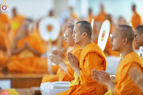 ภาพ No.205654:พิธีสวดพระพุทธมนต์ และถวายภัตตาหารเมนูสวรรค์แด่พระภิกษุ สามเณร วันจันทร์ที่ 3 กุมภาพันธ์ พ.ศ. 2568 ณ หอฉันคุณยายอาจารย์ฯ วัดพระธรรมกาย