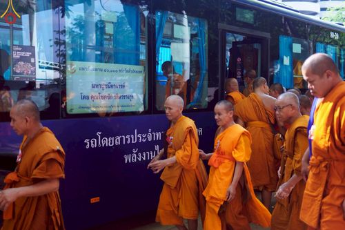 ภาพ No.221532:วันอังคารที่ 22 เมษายน พ.ศ. 2568 ภาพพิธีถวายมหาสังฆทานคณะสงฆ์ 40,000 กว่าวัดทั่วประเทศ เนื่องในวันคุ้มครองโลก ชุดที่ 2 (ปลื้มให้สมการรอคอย) ณ ลานธรรมพระมหาธรรมกายเจดีย์ วัดพระธรรมกาย