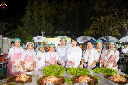 ภาพ No.189386:พิธีถวายภัตตาหารเป็นสังฆทาน แด่พระธรรมยาตรา ในโครงการธรรมยาตรา กตัญญูบูชา มหาปูชนียาจารย์ พระมงคลเทพมุนี(สด จนฺทสโร) พระผู้ปราบมาร อนุสรณ์สถาน 7 แห่ง ปีที่ 13 ณ อนุสรณ์สถานมหาวิหารพระมงคลเทพมุนี (โลตัสแลนด์) อ.สองพี่น้อง จ.สุพรรณบุรี วันที่ 5 มกราคม 2568